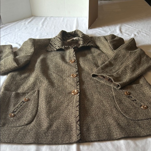 Elegant Women's Brown Blazer with Button Details - Picture 1 of 6